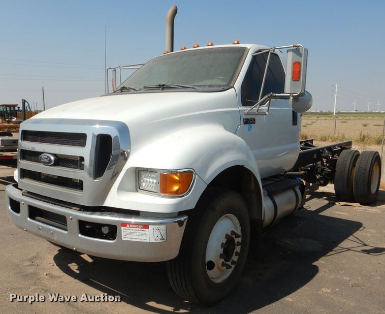 2013 Ford F750 Super Duty  truck cab and chassis - HC9120