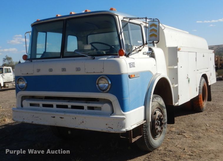 1979 Ford 700  fuel truck - HP9927