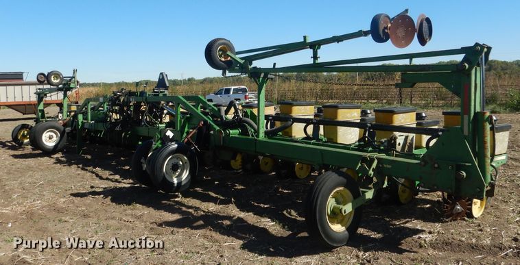 John Deere 7300 Max Emerge 2 no-till planter - DG4624