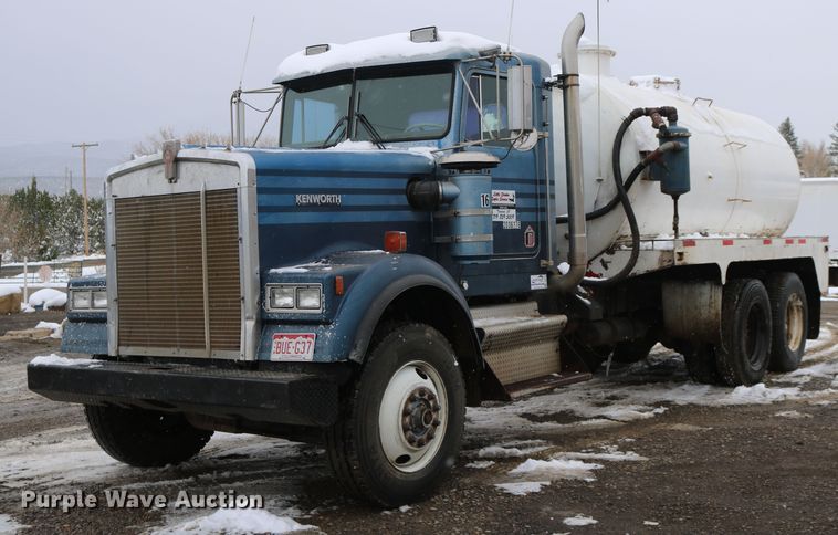 1984 Kenworth W900  vacuum truck - DD6155
