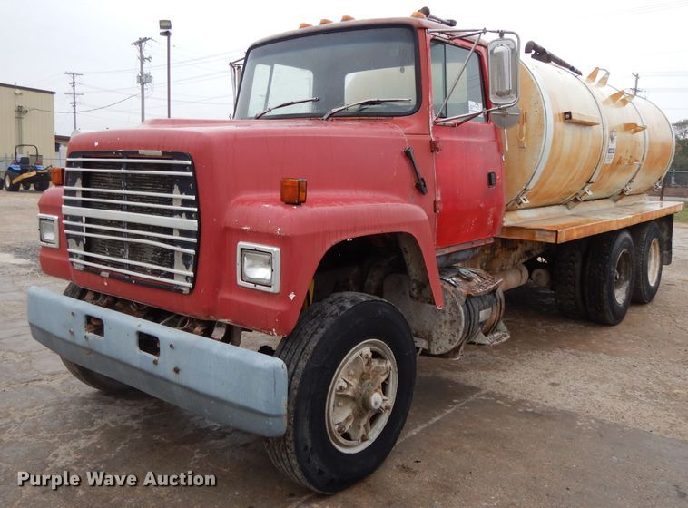 1989 Ford L8000  water truck - DH3317