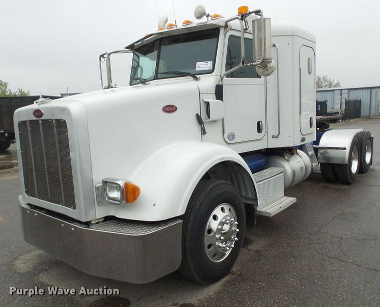 2011 Peterbilt 365  semi truck - DF0925