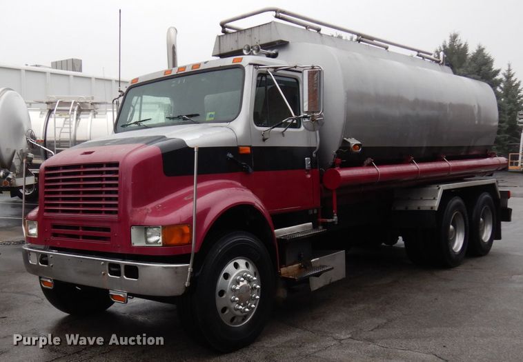 1995 International 8100  fuel truck - HD9113