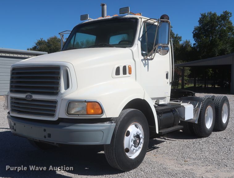 1998 Ford LA9000  semi truck - HJ9482