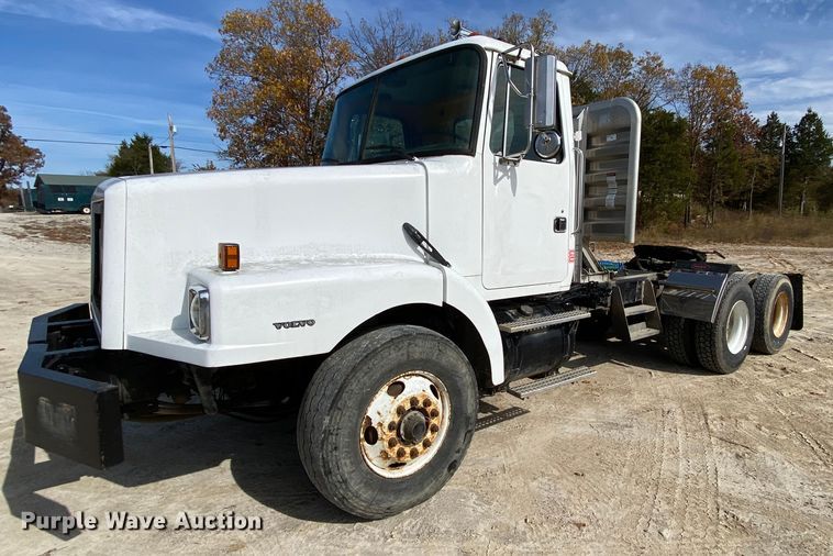 2000 Volvo WG  semi truck - HA9719