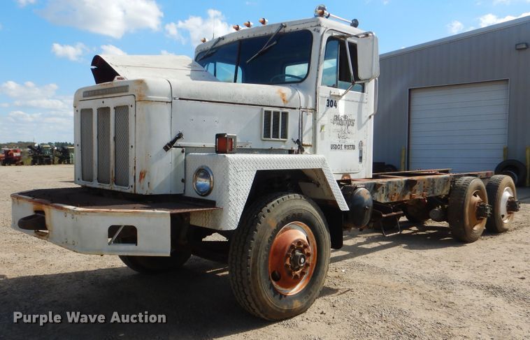 1976 International Paystar 5000  truck cab and chassis - DI0487