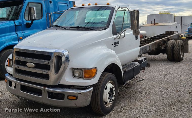 2008 Ford F650 Super Duty  truck cab and chassis - HE9948