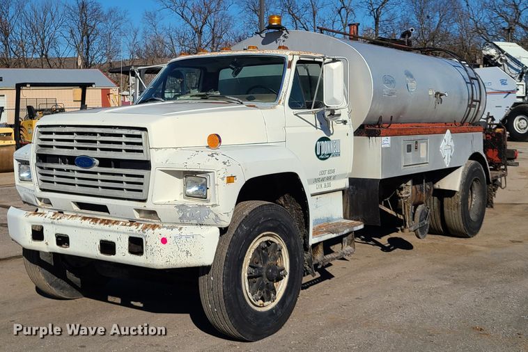1989 Ford F700  oil distributor truck - HE9924