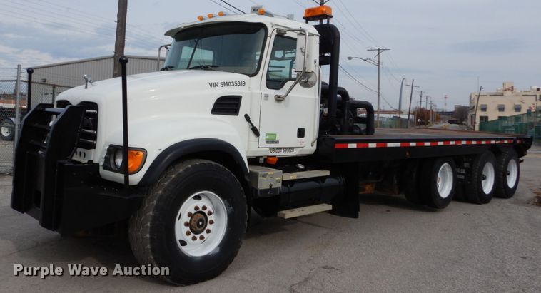 2005 Mack CV713  winch truck - DI1071