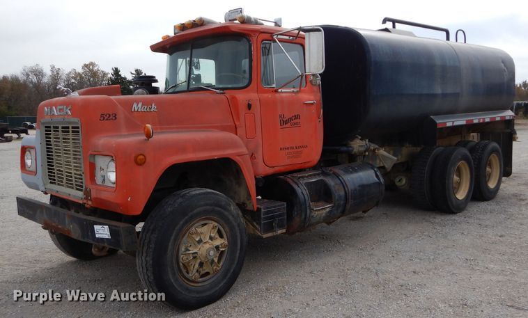 1982 Mack RD688S  water truck - DI8365
