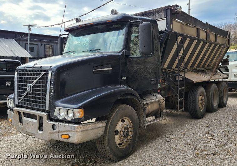 2005 Volvo VHD  truck cab and chassis - HE9949