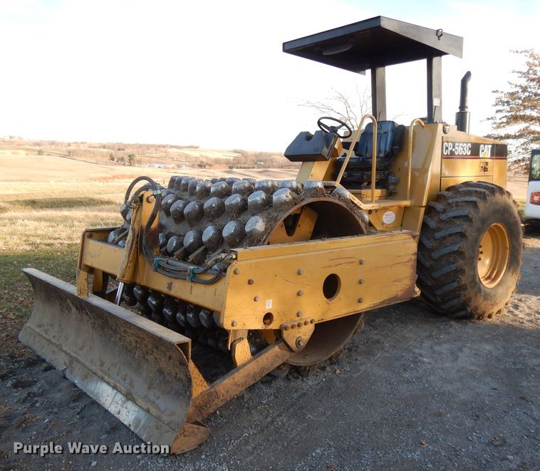 1996 Caterpillar CP-563C  vibratory single drum roller - DE2527