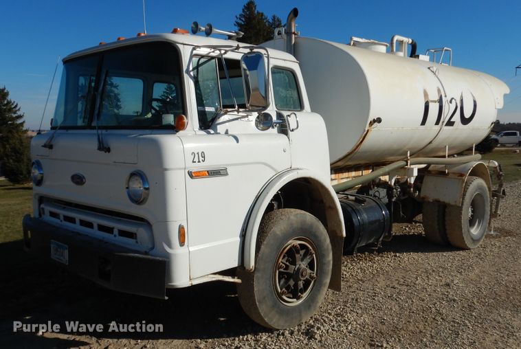 1987 Ford 8000  water truck - AF9910