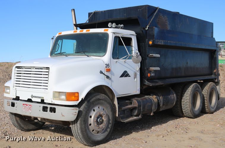 1992 International 4900  tank truck - DD6116