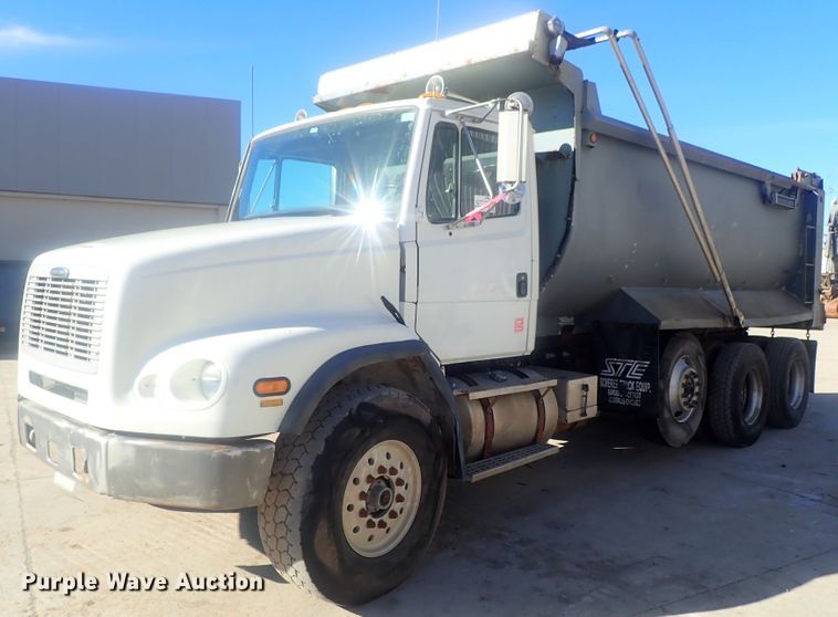 2000 Freightliner FL112  dump truck - DI7422