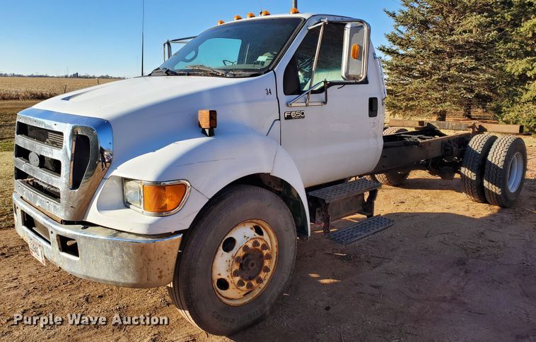 2006 Ford F650 Super Duty  truck cab and chassis - FR9564