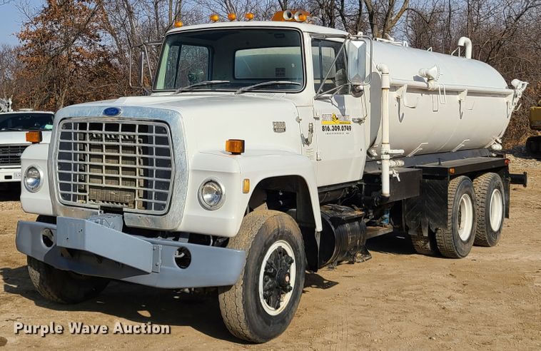 1986 Ford 8000  water truck - HM9832