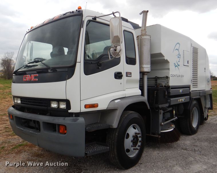 2005 GMC T7500  street sweeper truck - HX9038