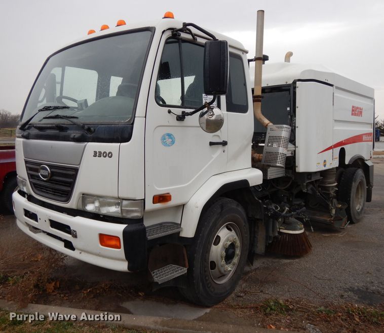 2010 Nissan UD3300  street sweeper truck - DL2517