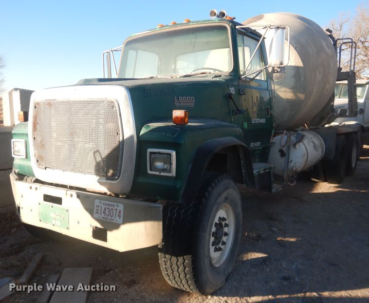 1993 Ford L8000  ready mix truck - DJ4813