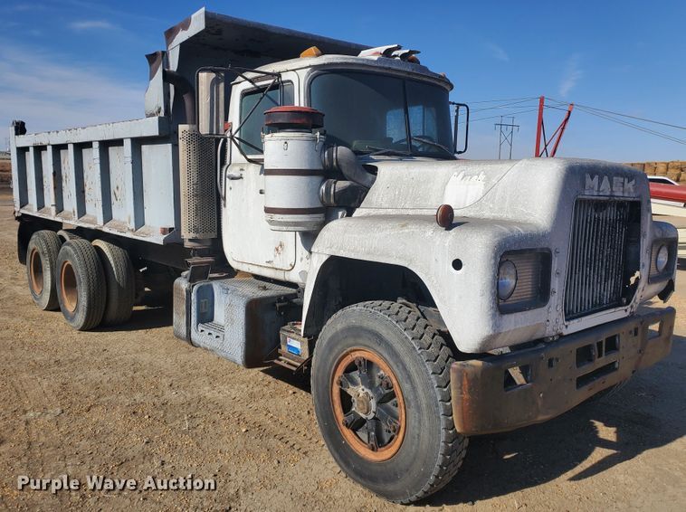 1977 Mack R686ST  dump truck - DG8424