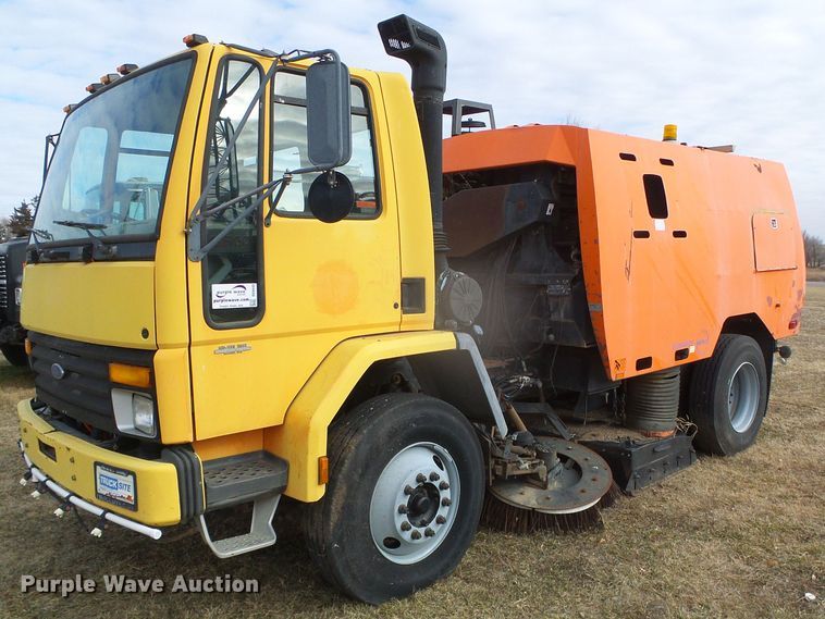 1995 Ford 8000  street sweeper truck - DG8443
