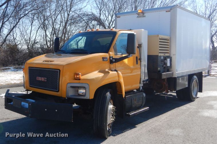 2003 GMC C7500  box truck - DI1083