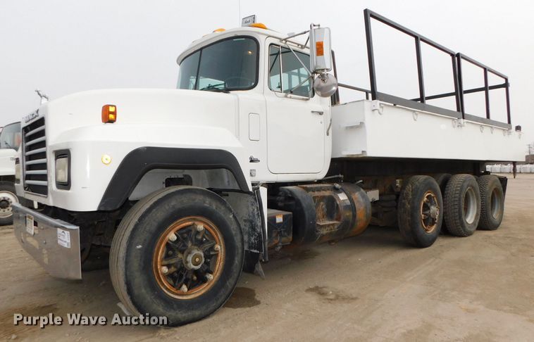 1995 Mack RD690S  water truck - DJ5935