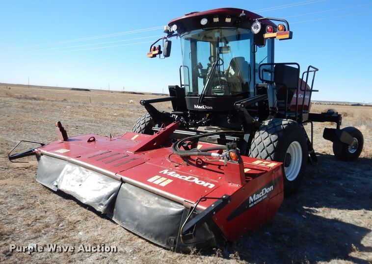 2017 MacDon M1240  windrower - DJ4932