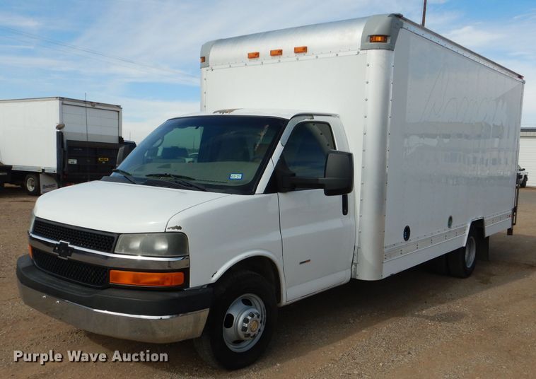 2010 Chevrolet Express 3500  box truck - HC9157