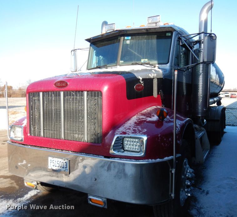 2005 Peterbilt 330  tank truck - HX9551