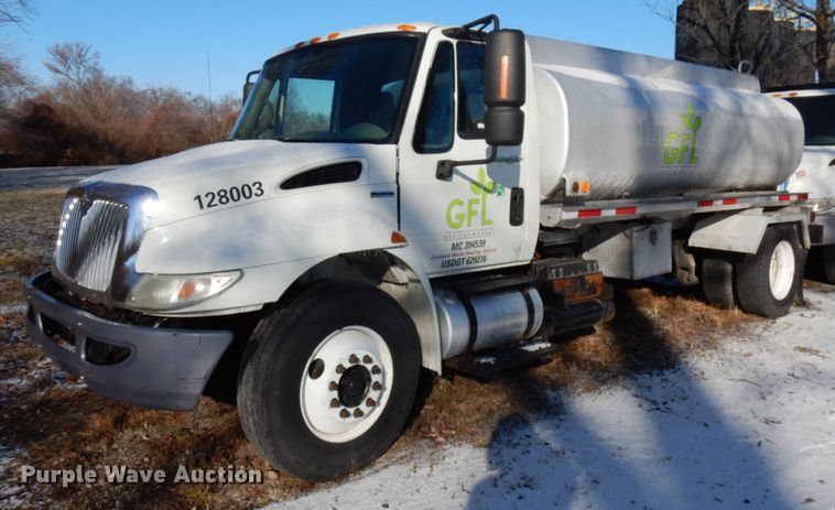 2008 International 4300  tank truck - HX9553