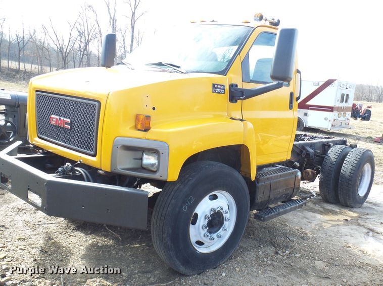2004 GMC C7500  truck cab and chassis - DL0769