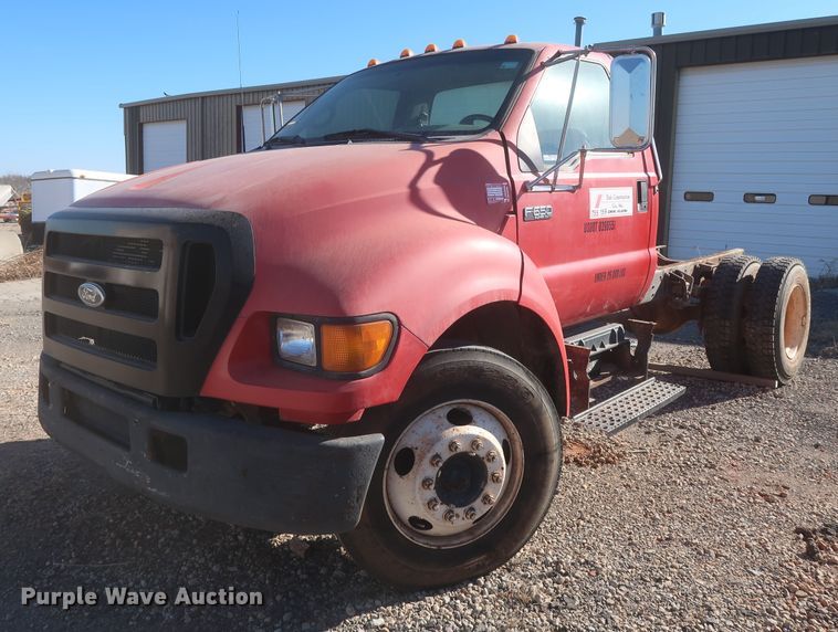 2004 Ford F650 Super Duty XL  truck cab and chassis - HK9679
