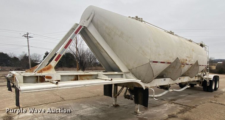 1984 Fruehauf pneumatic dry bulk trailer - DM2760