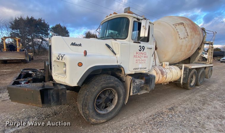1993 Mack DM690S  ready mix truck - DM2776