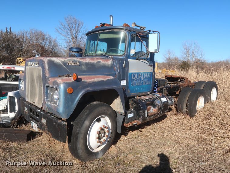 1981 Mack R686ST  semi truck - DJ2317