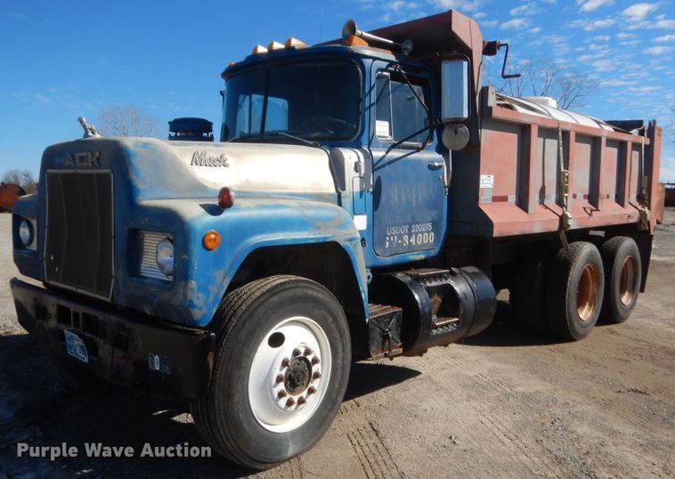 1981 Mack R686ST  dump truck - DJ2375