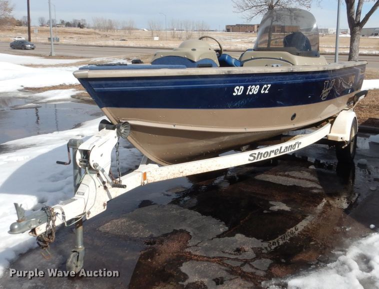 Lund Pro-V 1775  boat - HS9954