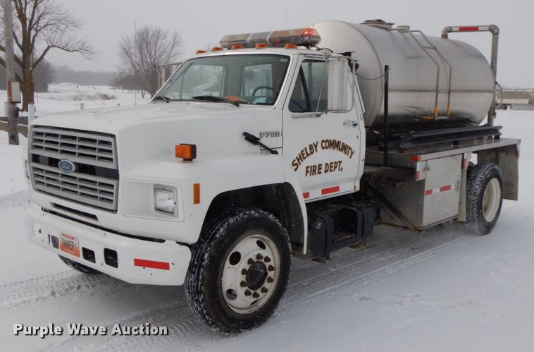 1994 Ford F700  water truck - IX9290