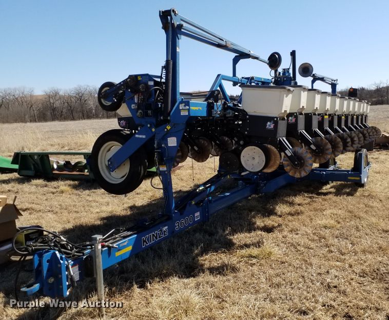 Kinze 3600  split row planter - FY9955
