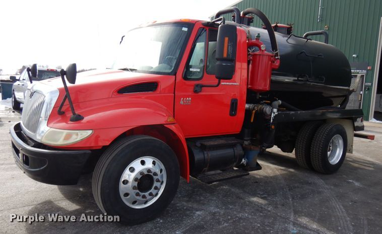2007 International 4400  tank truck - HX9561
