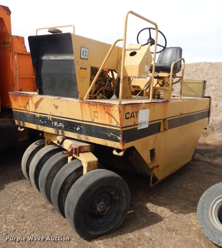 1990 Caterpillar PS-130  pneumatic roller - HL9705