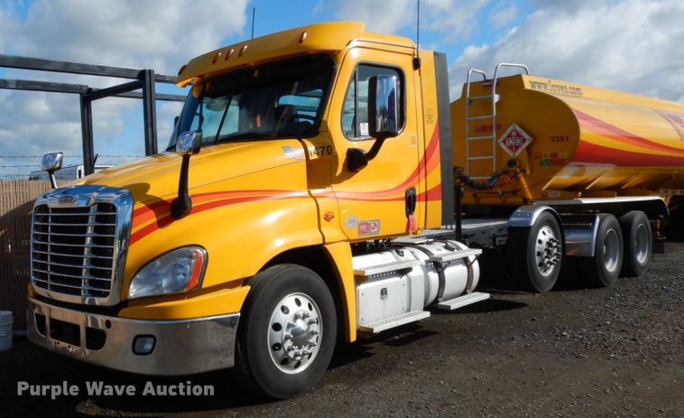 2018 Freightliner Cascadia 125  semi truck - DM2873