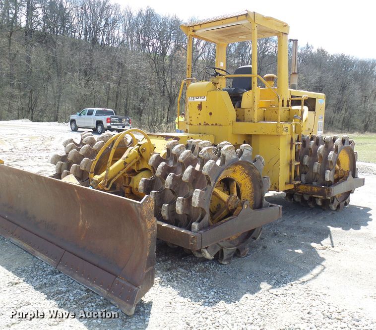 1975 Caterpillar 815  soil compactor - DL0924