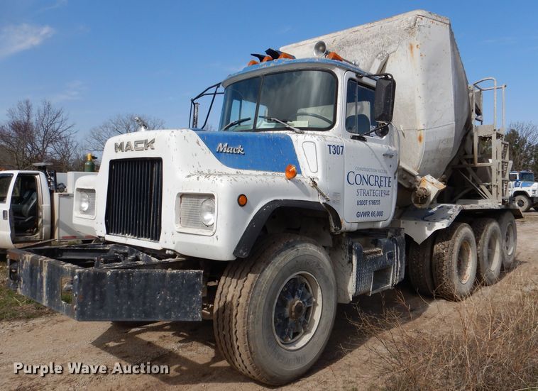 1986 Mack DM685S  ready mix truck - DL4932