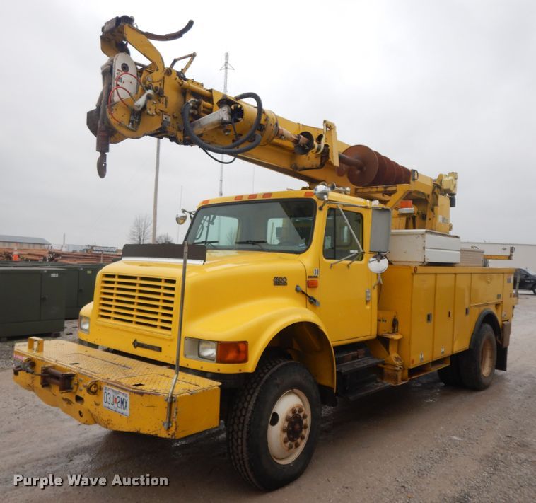 2000 International 4800  digger derrick truck - IR9750
