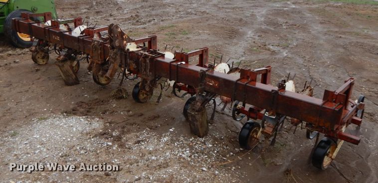 Row crop cultivator - IX9422