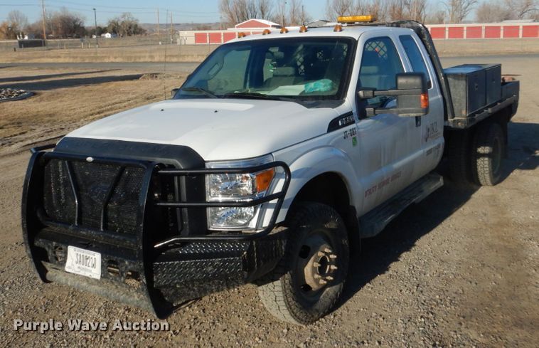 2013 Ford F350 Super Duty  SuperCab flatbed pickup truck - IK9971