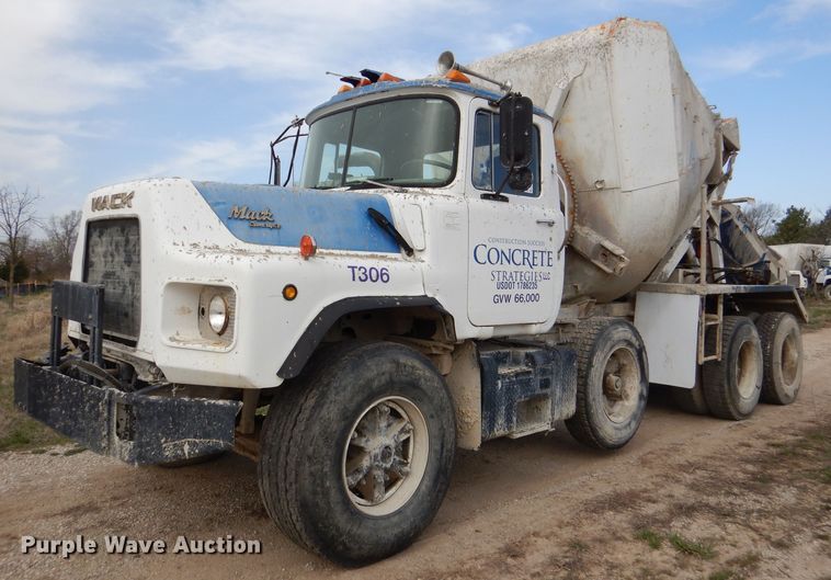 1989 Mack DM690S  ready mix truck - DL4933